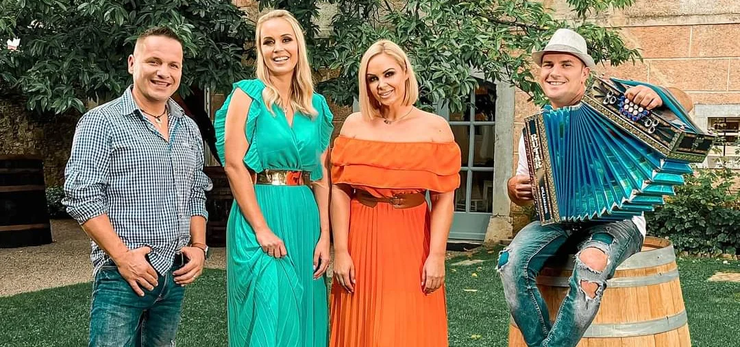 Glasbena skupina Atomik Harmonik s pevko Špelo Grošelj