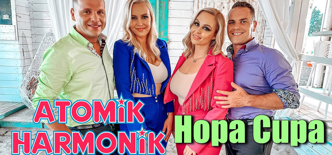 Glasbena skupina atomik harmonik v videospotu Hopa Cupa